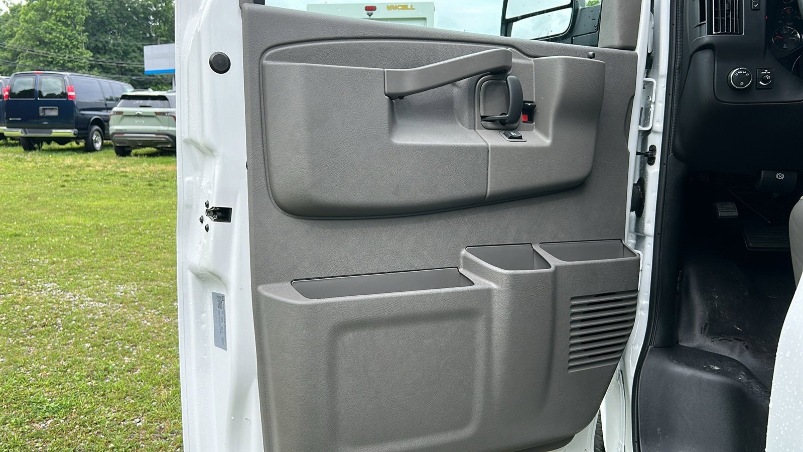 2025 Chevrolet Express Cutaway 3500 1WT